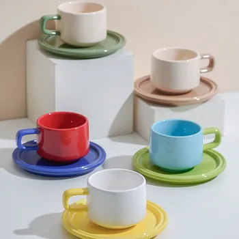 Seramik fincan fincan tabağı seti İskandinav Tarzı 250 ml Ins Popüler Karışık Renkler Pigmentli Lüks Kahve Drinkware Ev Cafe Shop Ofis Kullanımı