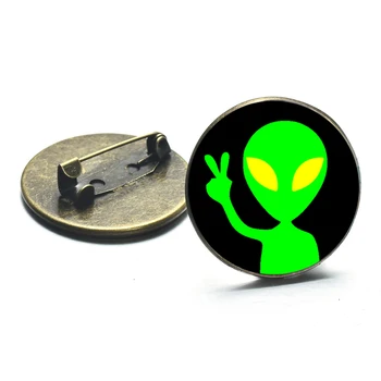 Komik Yeşil Alien Broş metal pimler Kadın Çocuk Sırt Çantası Giysi Dekorasyon Pin Moda Cam Yuvarlak Rozetleri