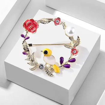TULX Moda Kadın Broş Sevimli Hayvan Kuş Çelenk Broş Emaye Çiçek Yaka Pin Zarif Bayanlar Narin Korsaj Takı Hediye