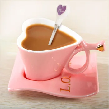 Aşk Kalp şeklinde Kahve Çift Seramik Bardak Yaratıcı Çift Kupalar Bir Çift Avrupa çay şişesi Setleri Düğün Doğum Günü Hediyeleri